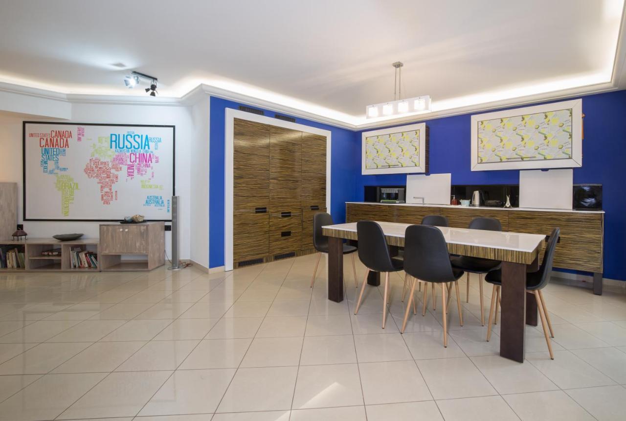 Spacious Modern Apartments With Great Rooftop View Атина Екстериор снимка